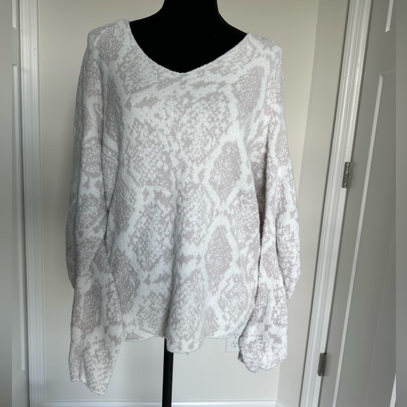 Women’s Express V-Neck Snake Skin Oversized Sweater-Size L - Picture 1 of 9